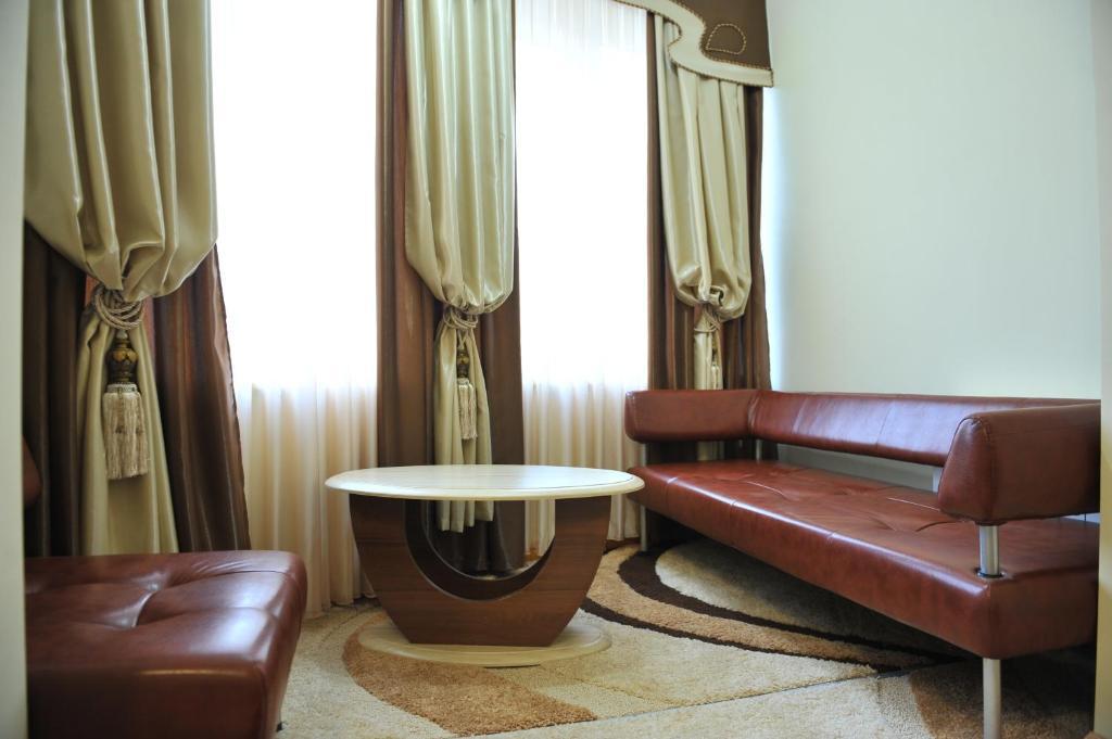 Andinna Hotel تشيرنيفتسي المظهر الخارجي الصورة
